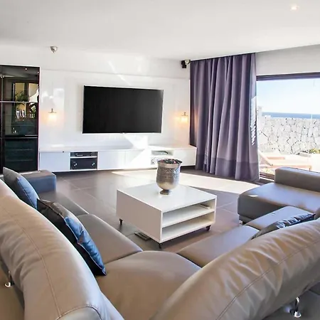 Playa Blanca Sleeps 12 Air Con Wifi Villa